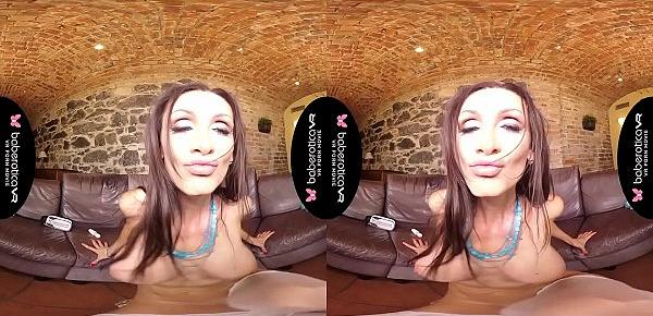  Solo mature, Cynthia Velons is pleasing herself, in VR